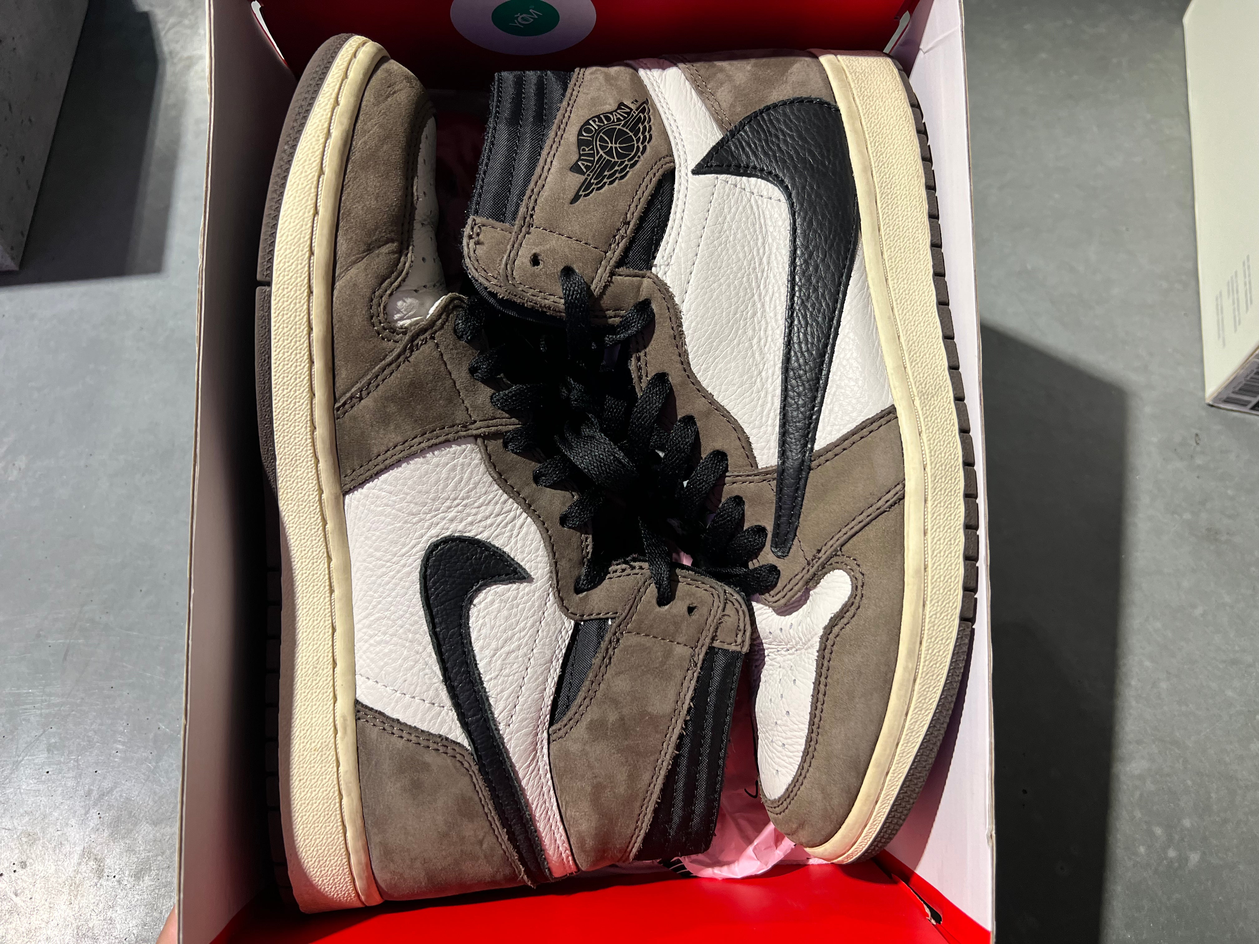 Air Jordan 1 Retro High OG - Travis Scott Mocha Size 9.5