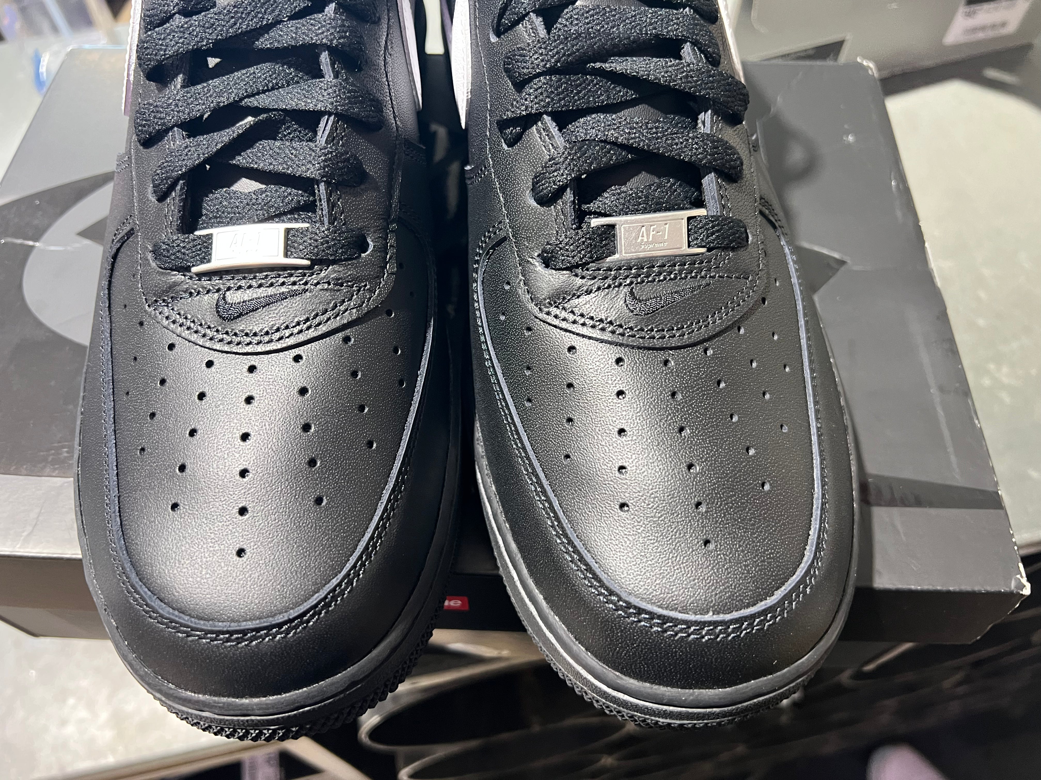 Nike Air Force 1 Low Supreme - Black/White Size 13