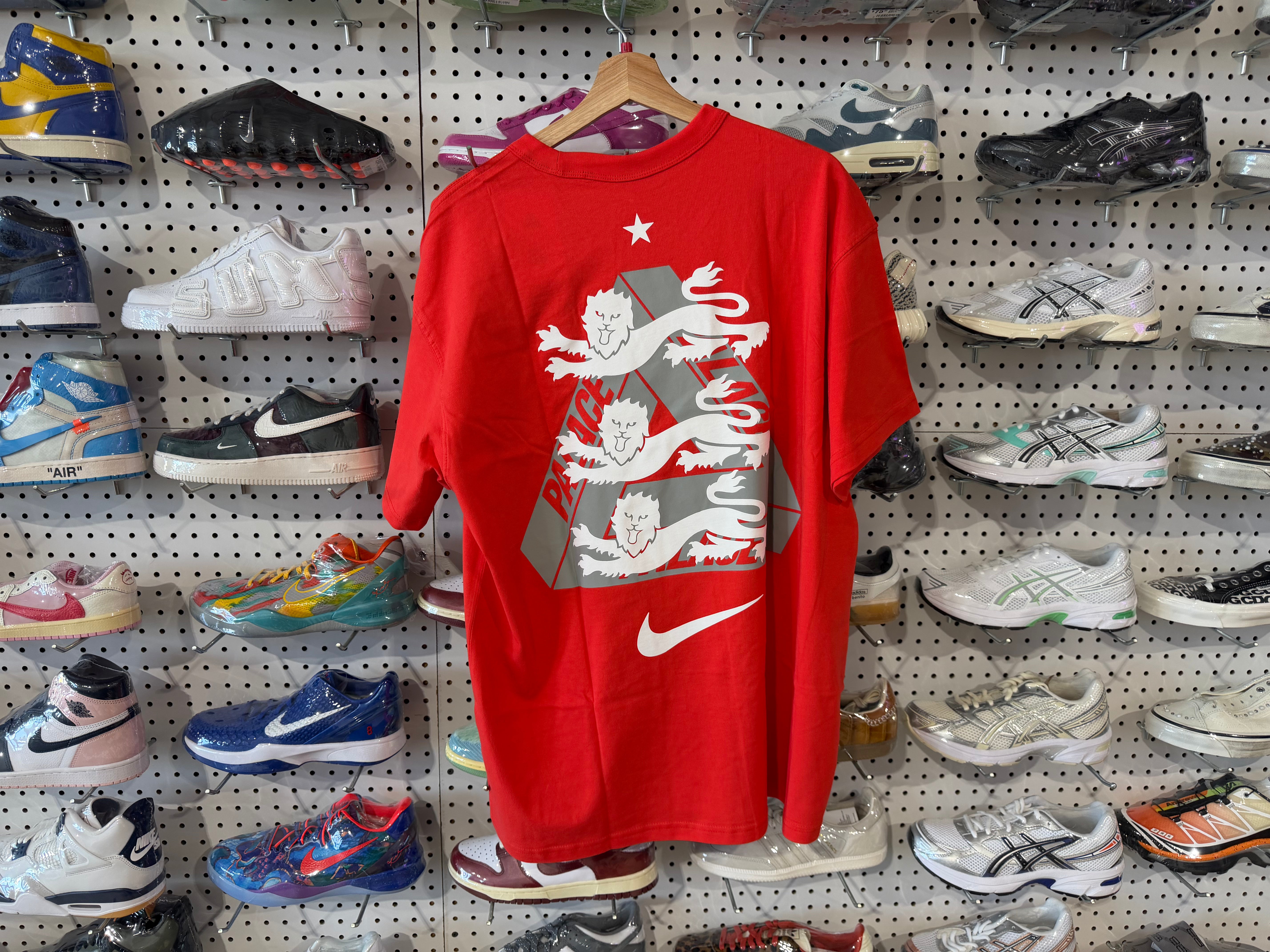 NEW Palace x Nike England T-shirt - Light Crimson Size L