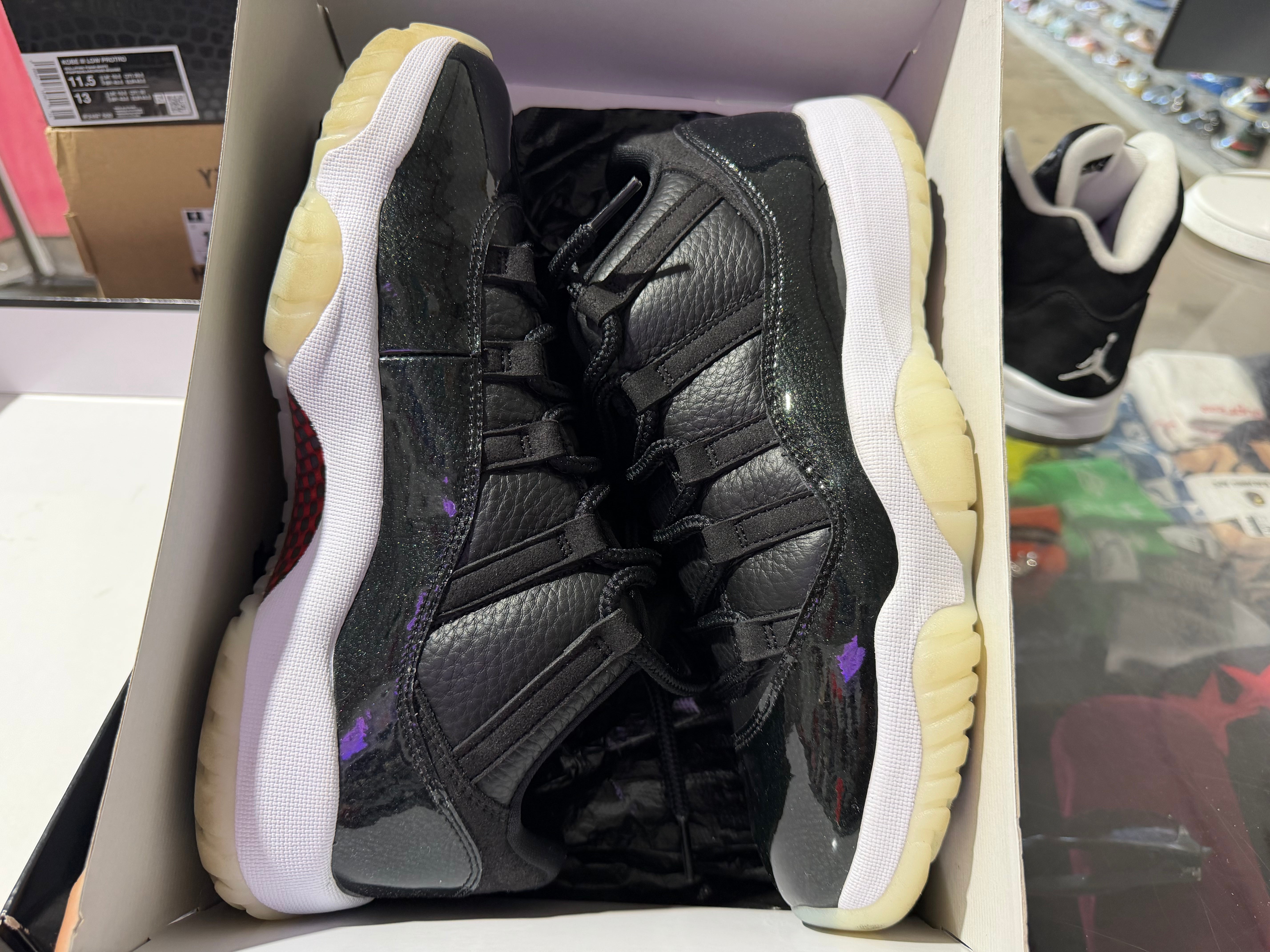 Air Jordan 11 Retro Low - 72-10 Size 9