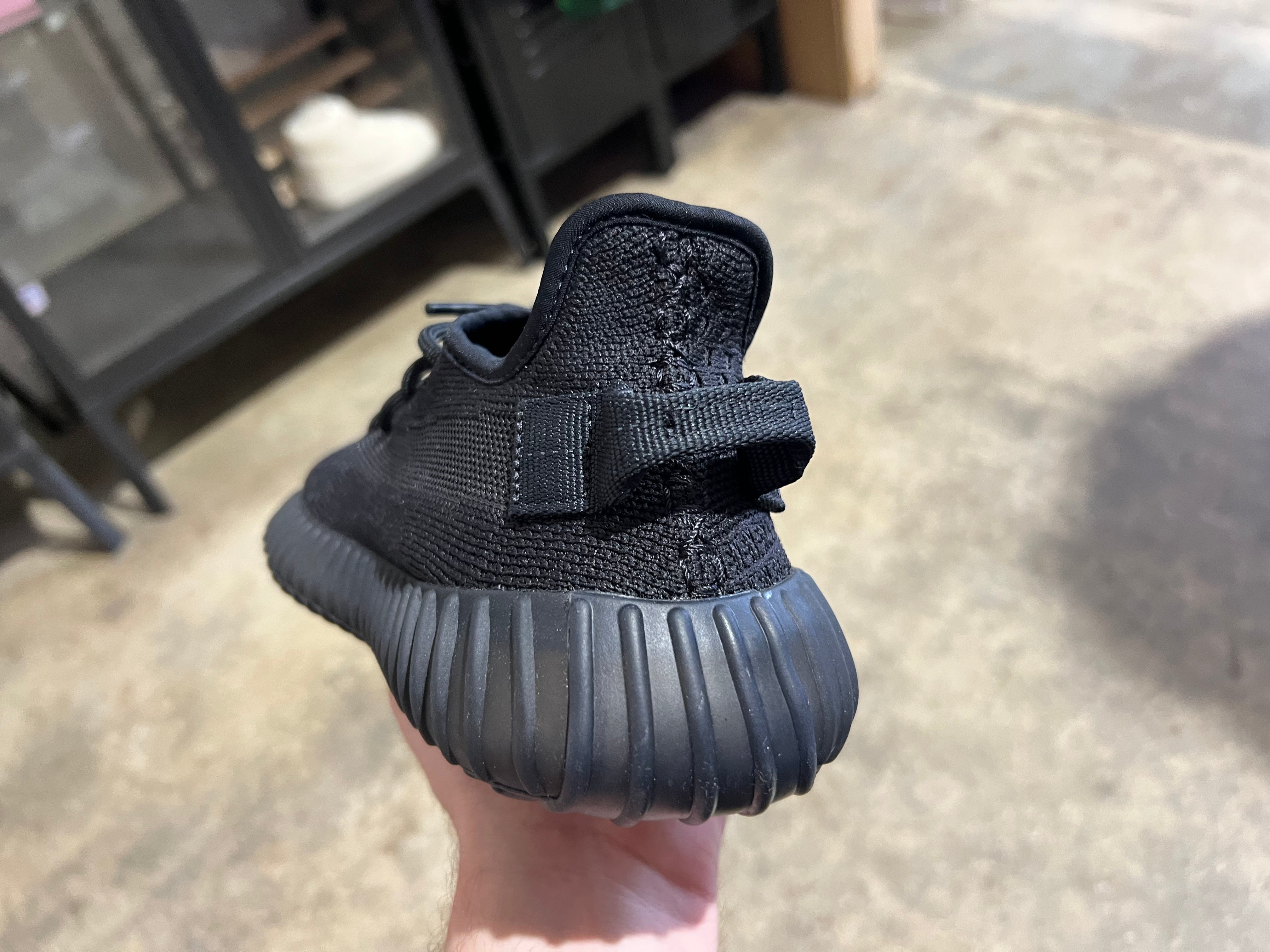 Adidas Yeezy Boost 350 V2 - Onyx Size 10