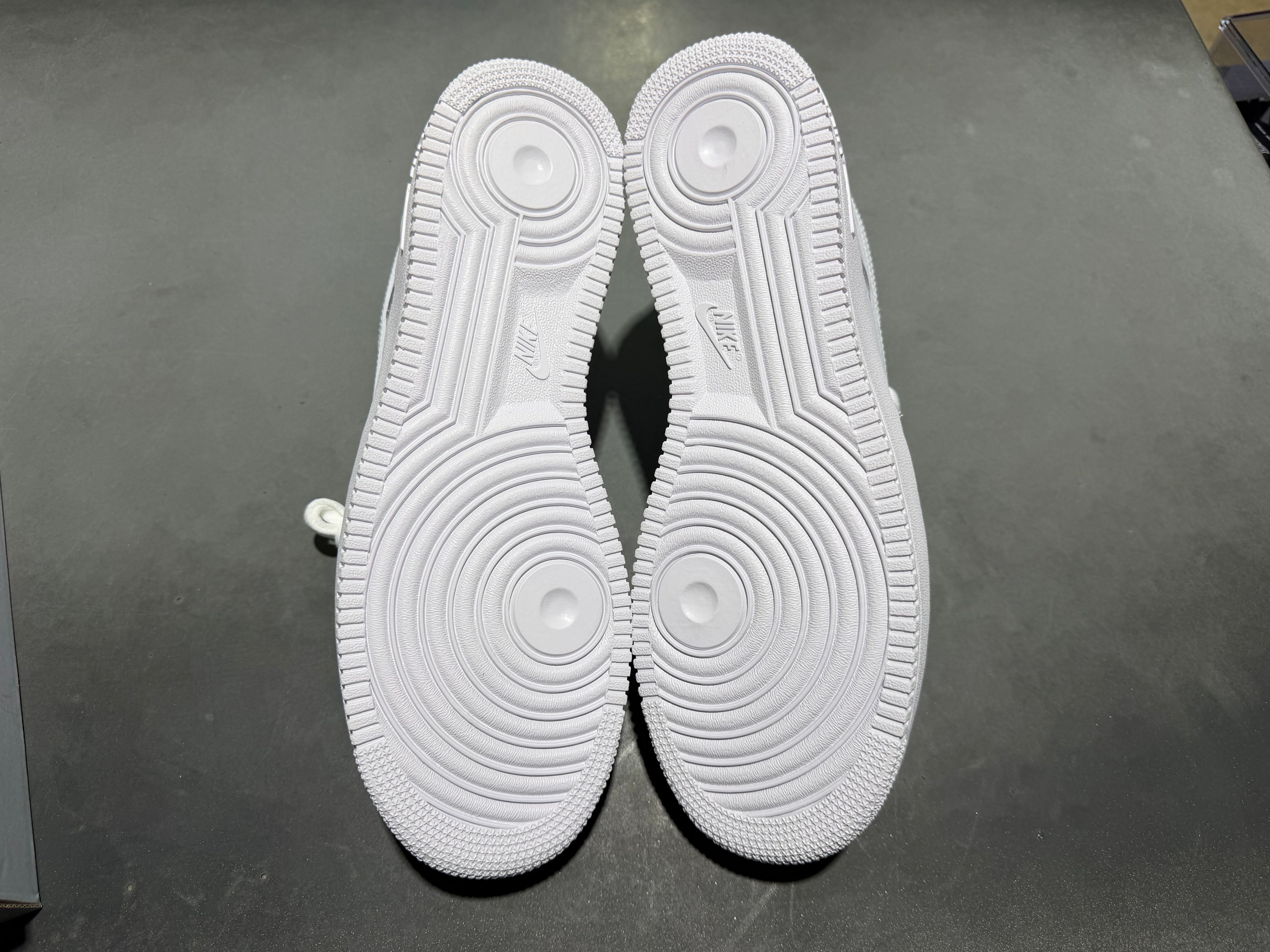 Nike Air Force 1 07 - Triple White Size 11.5