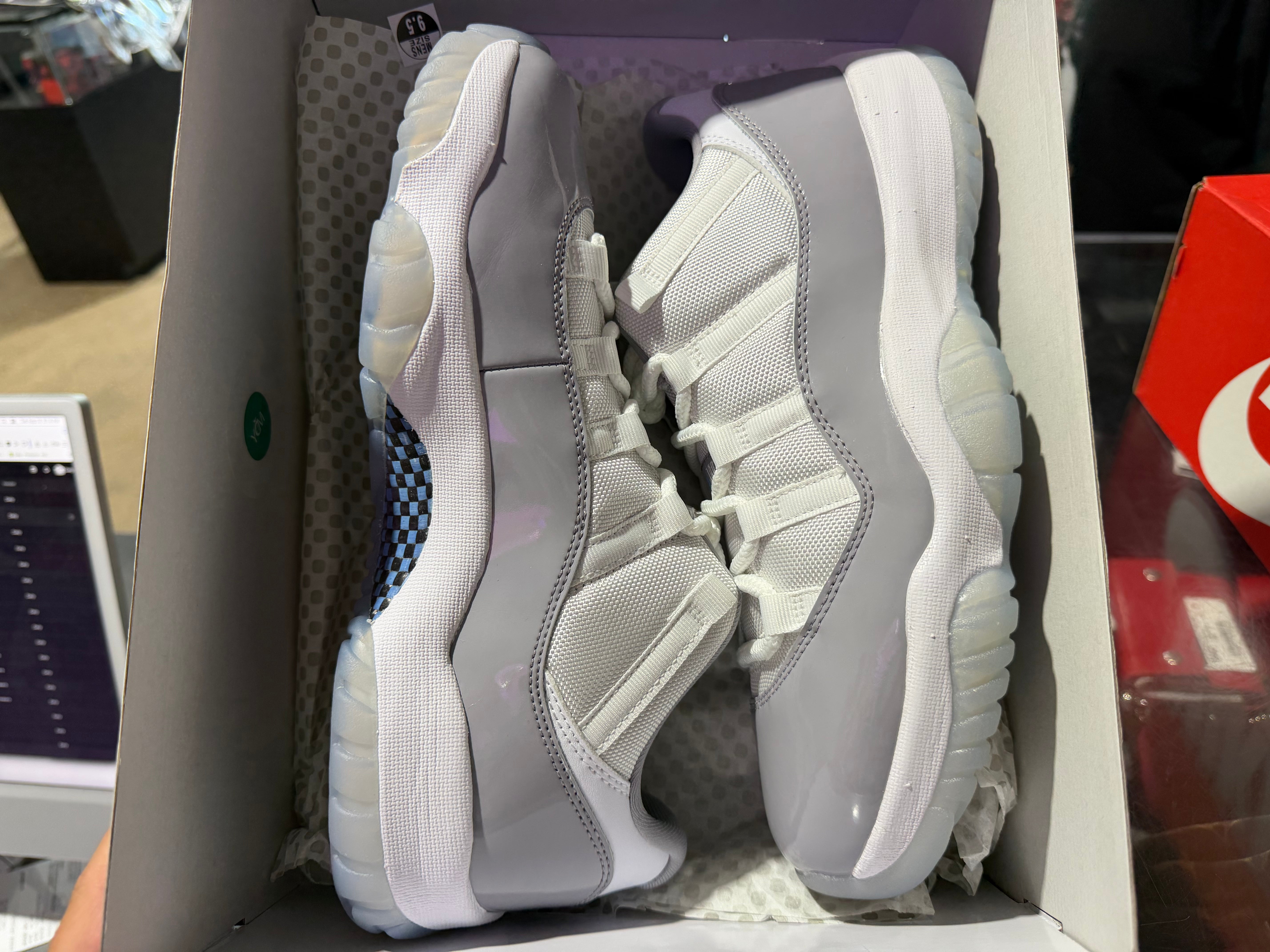 Air Jordan 11 Retro Low - Cement Grey Size 9.5