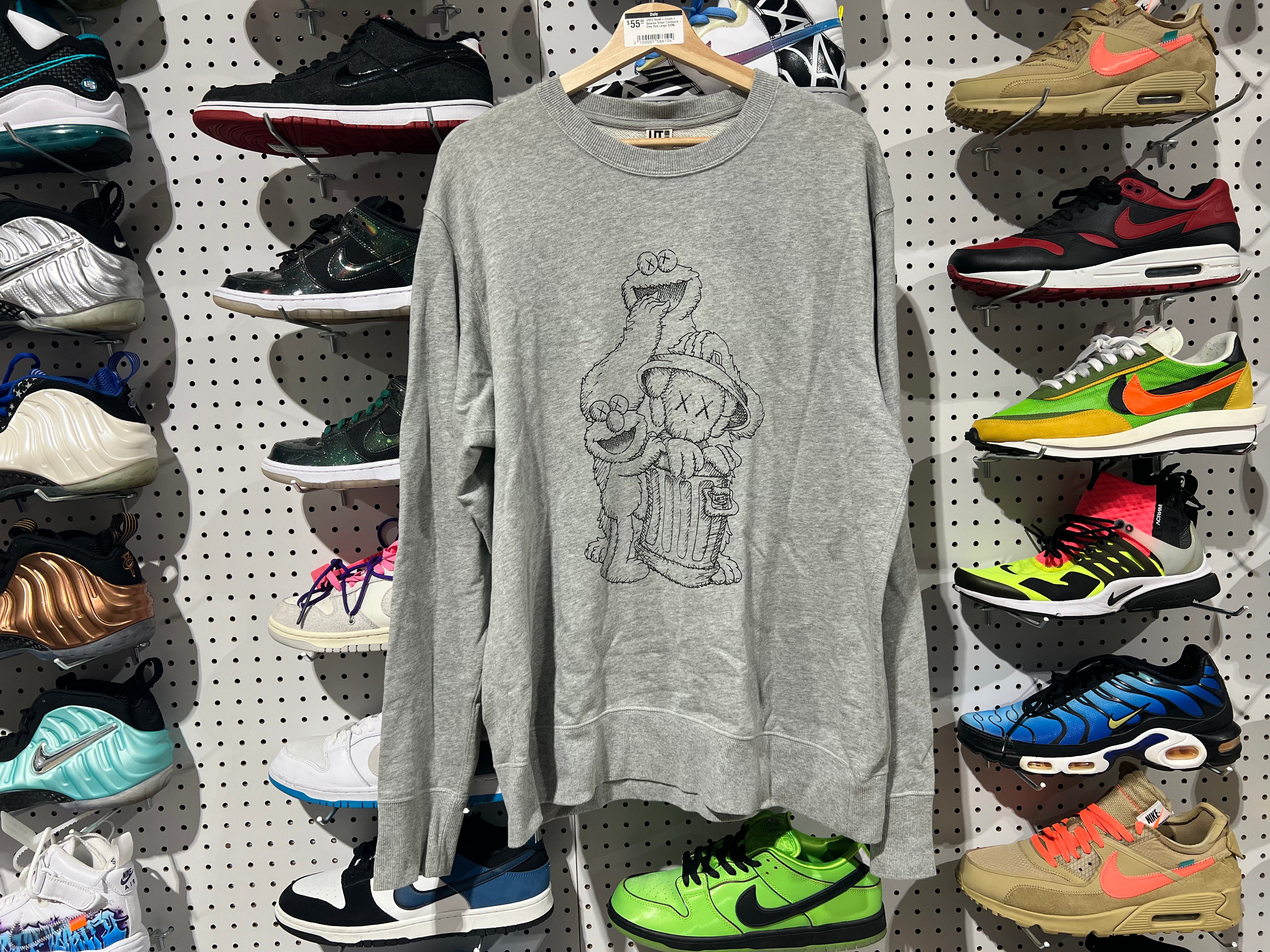 USED Kaws x Uniqlo x Sesame Street Crewneck - Grey Size Large
