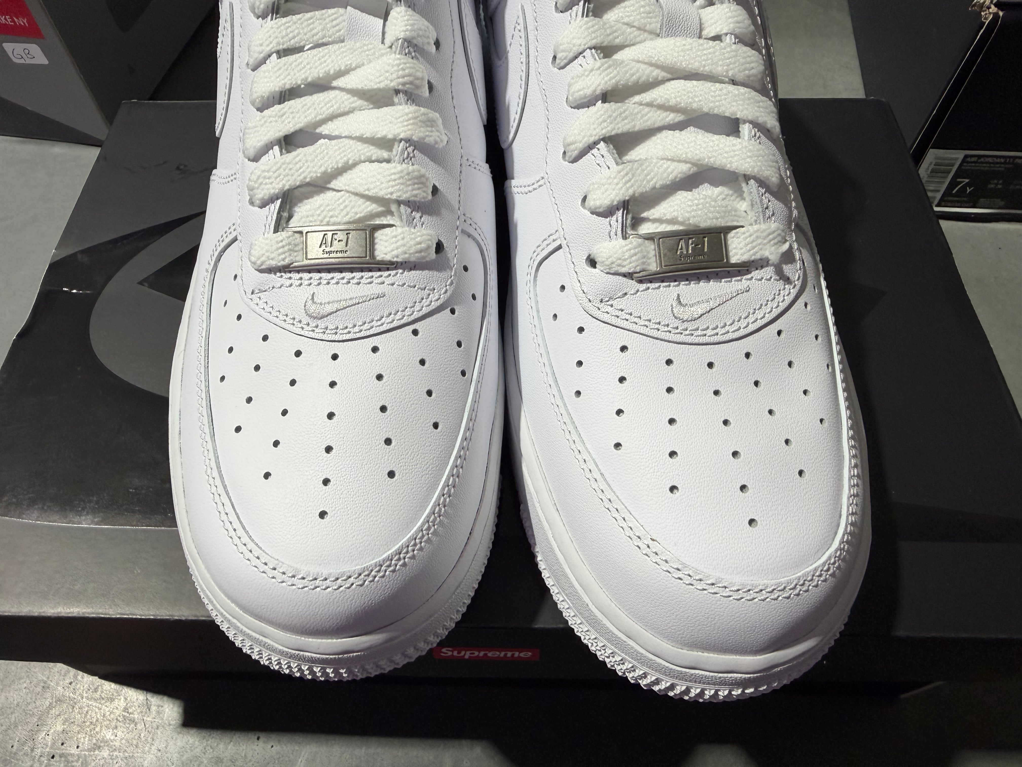 Nike Air Force 1 Low Supreme - White Size 9.5