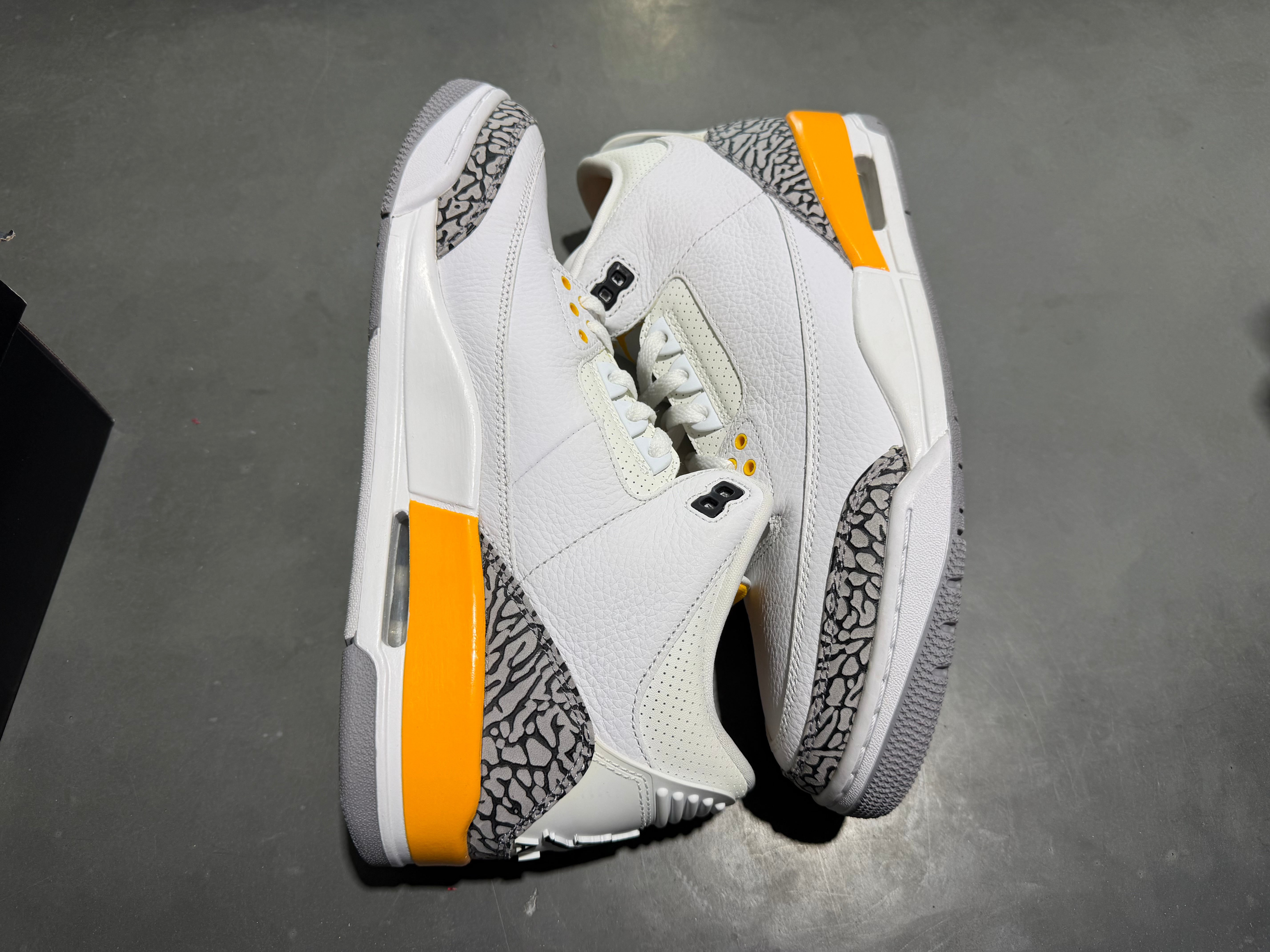 WMNS Air Jordan 3 Retro - Laser Orange Size 12W/10.5M