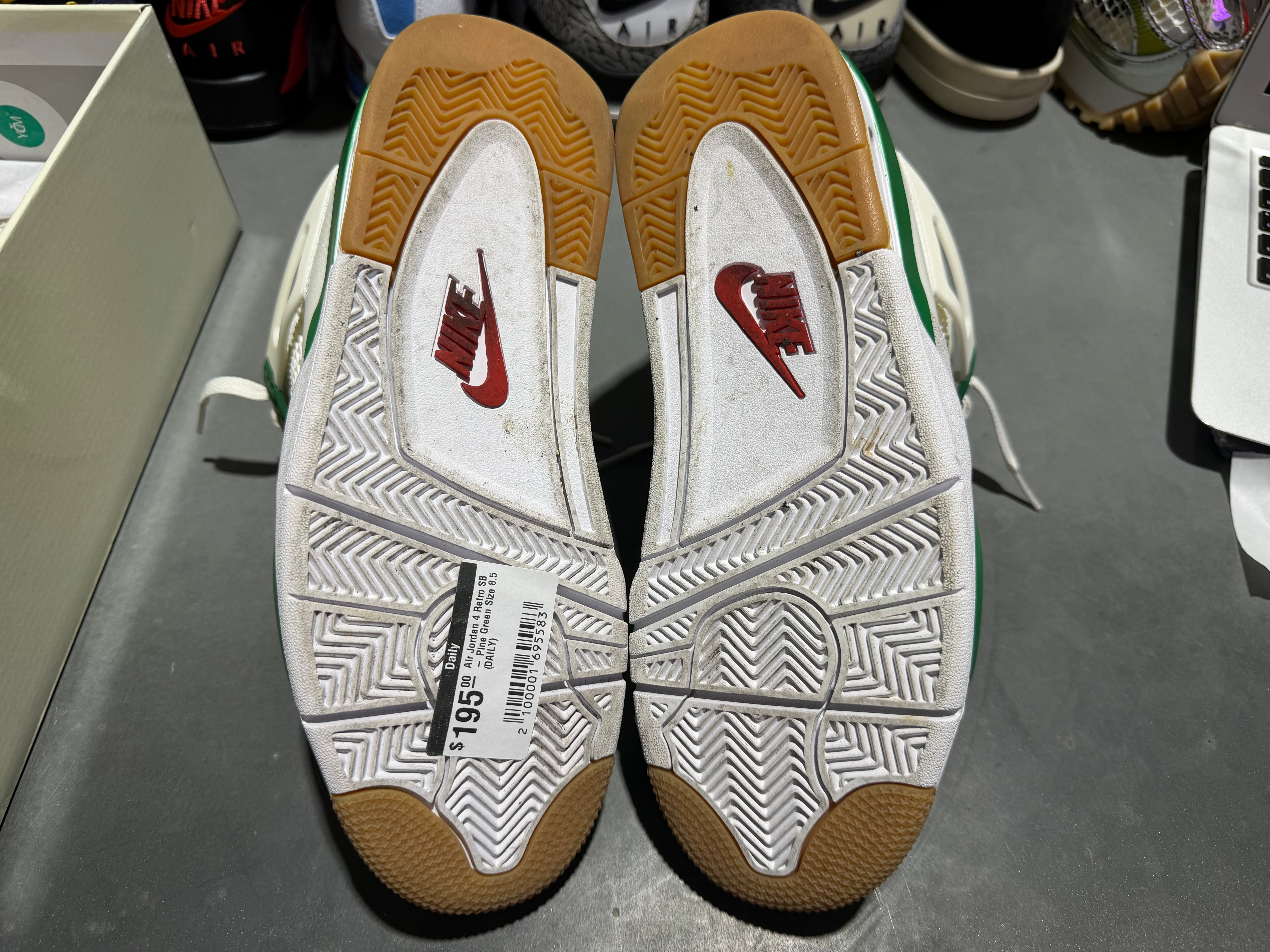 Air Jordan 4 Retro SB - Pine Green Size 8.5