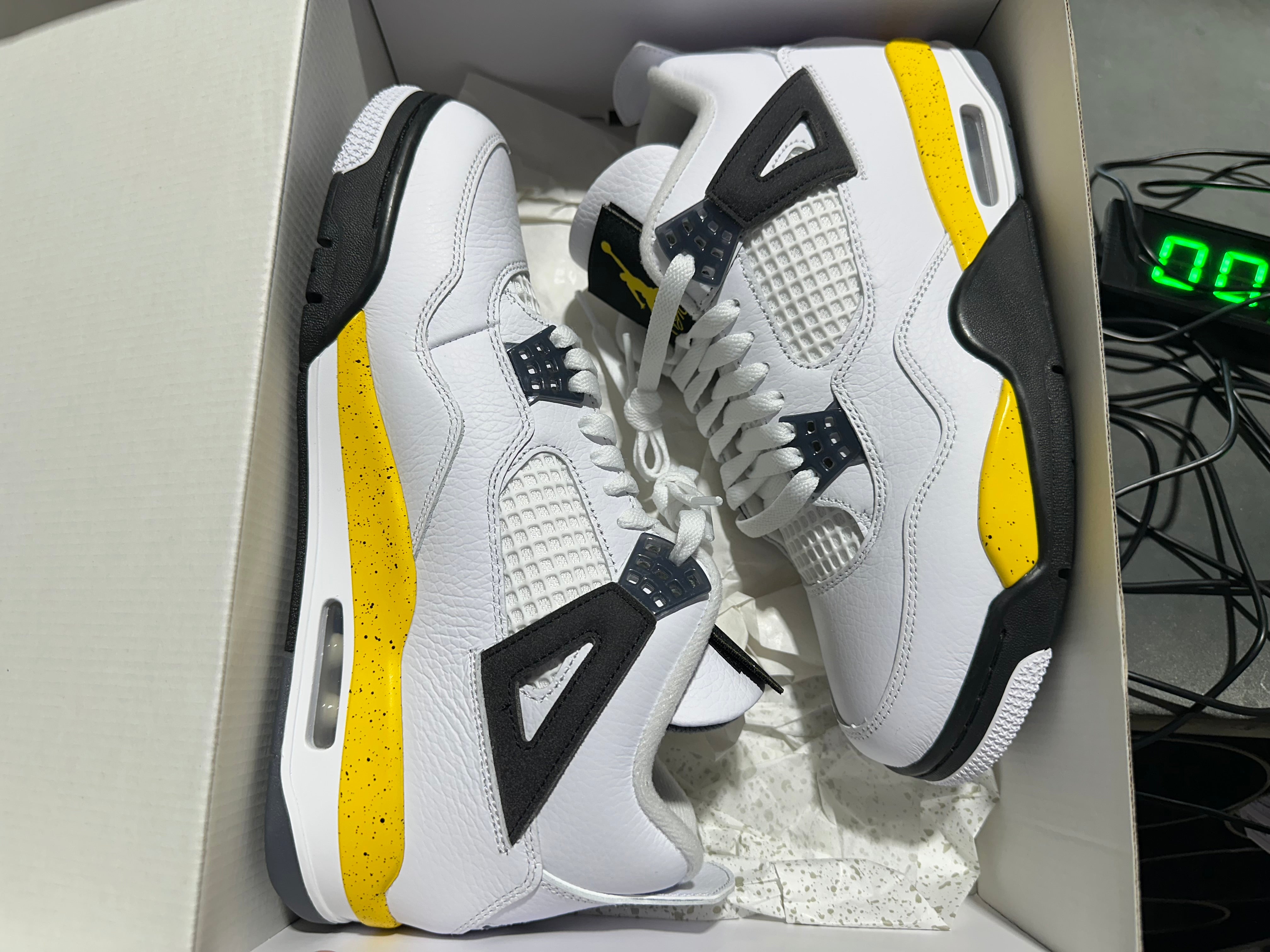 Air Jordan 4 Retro - Tour Yellow Size 9.5