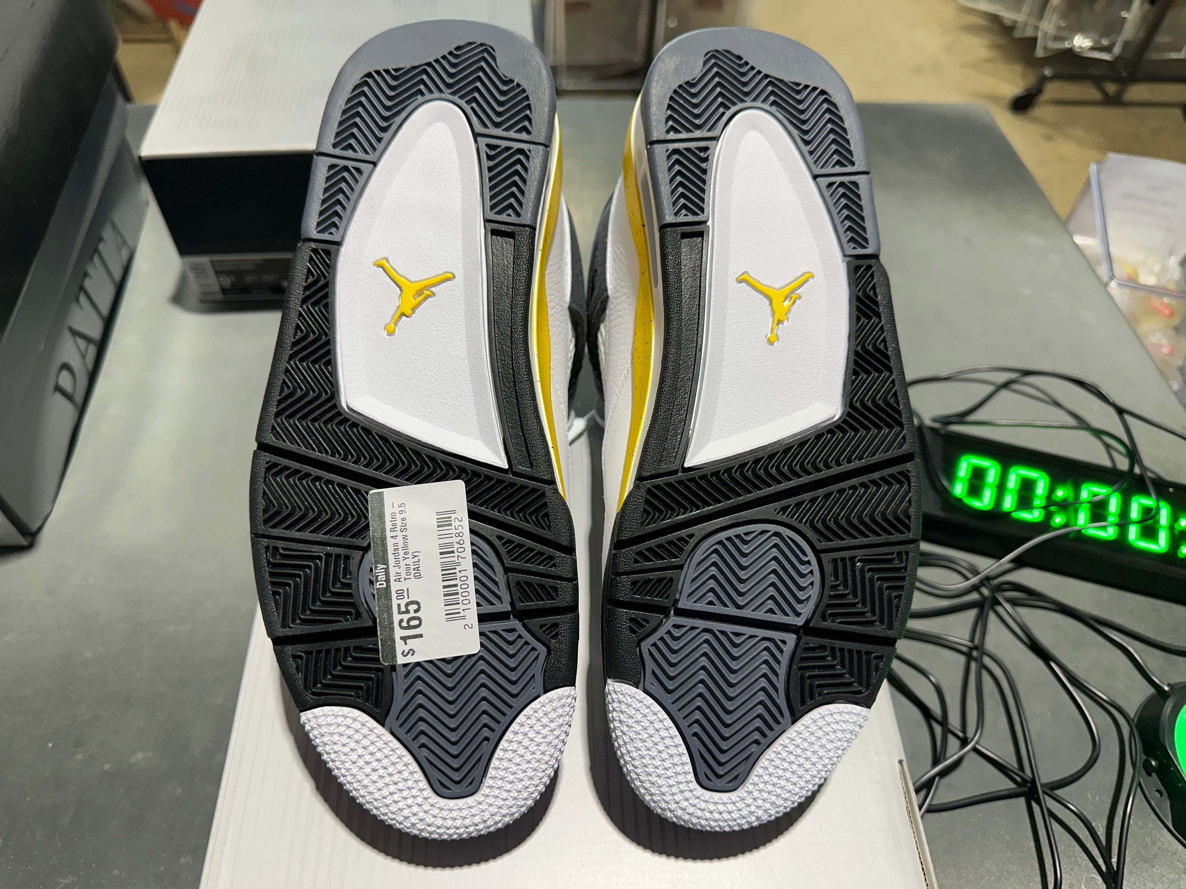 Air Jordan 4 Retro - Tour Yellow Size 9.5