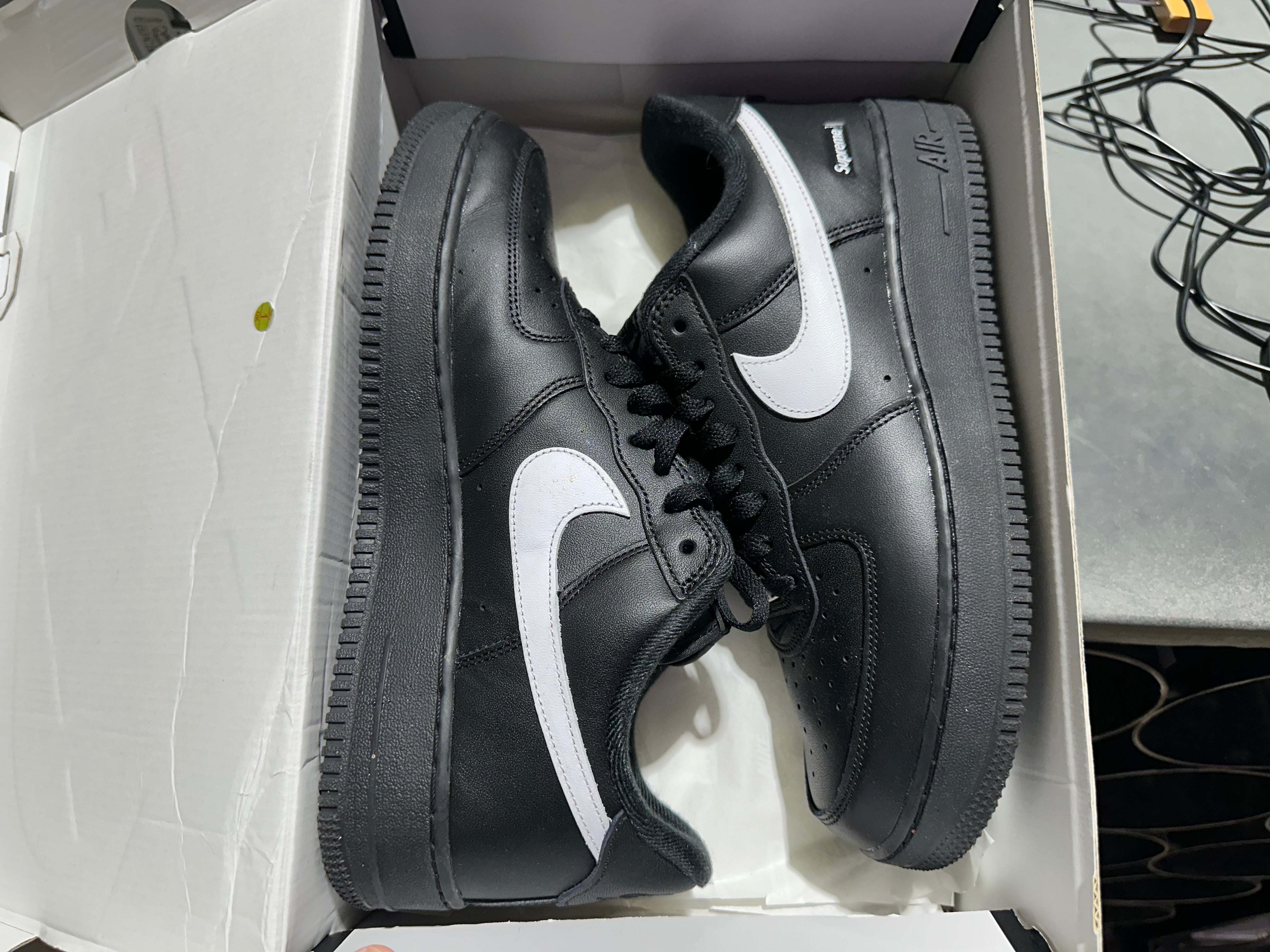 Nike Air Force 1 Low Supreme - Black/White Size 9