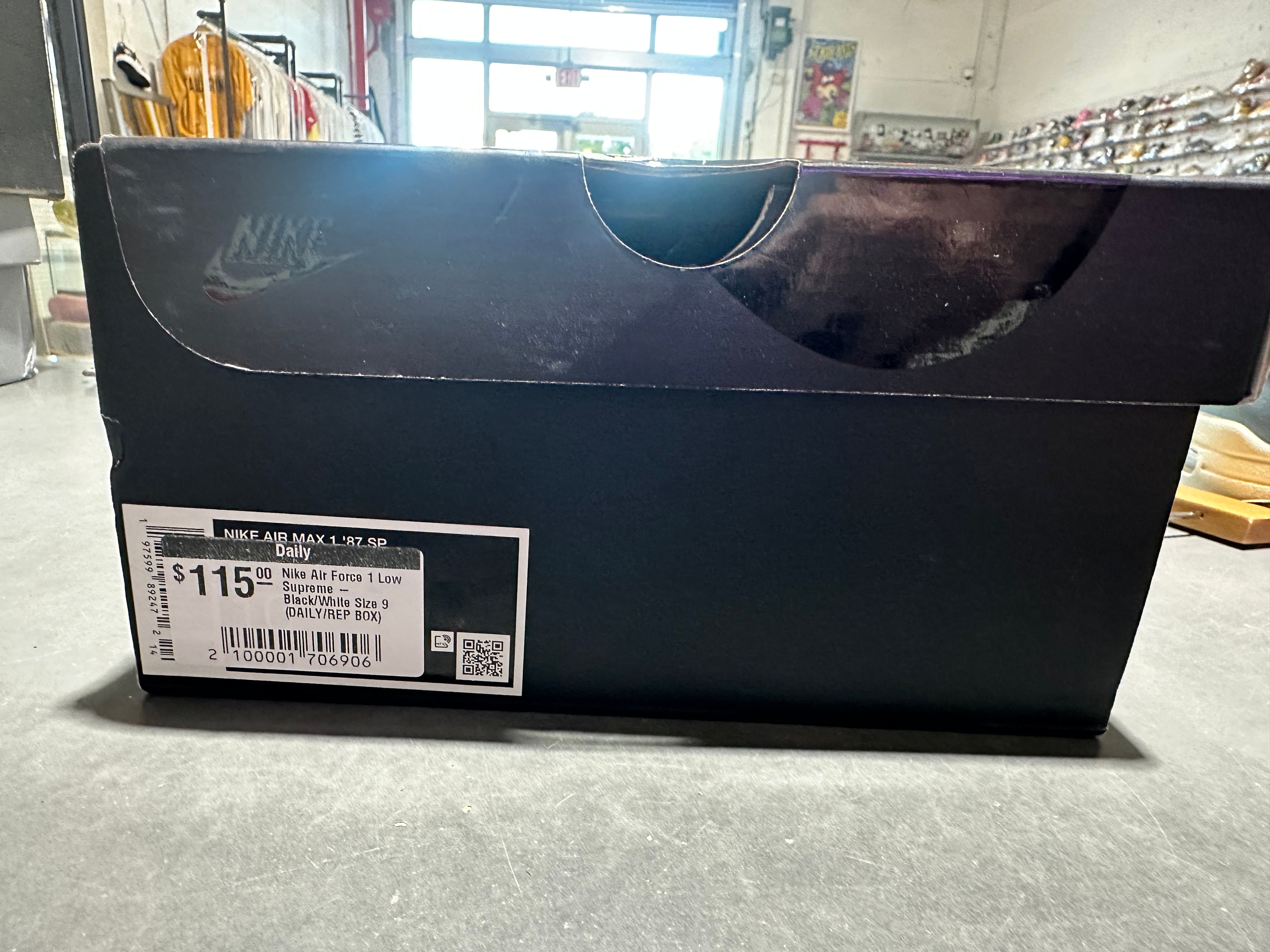 Nike Air Force 1 Low Supreme - Black/White Size 9