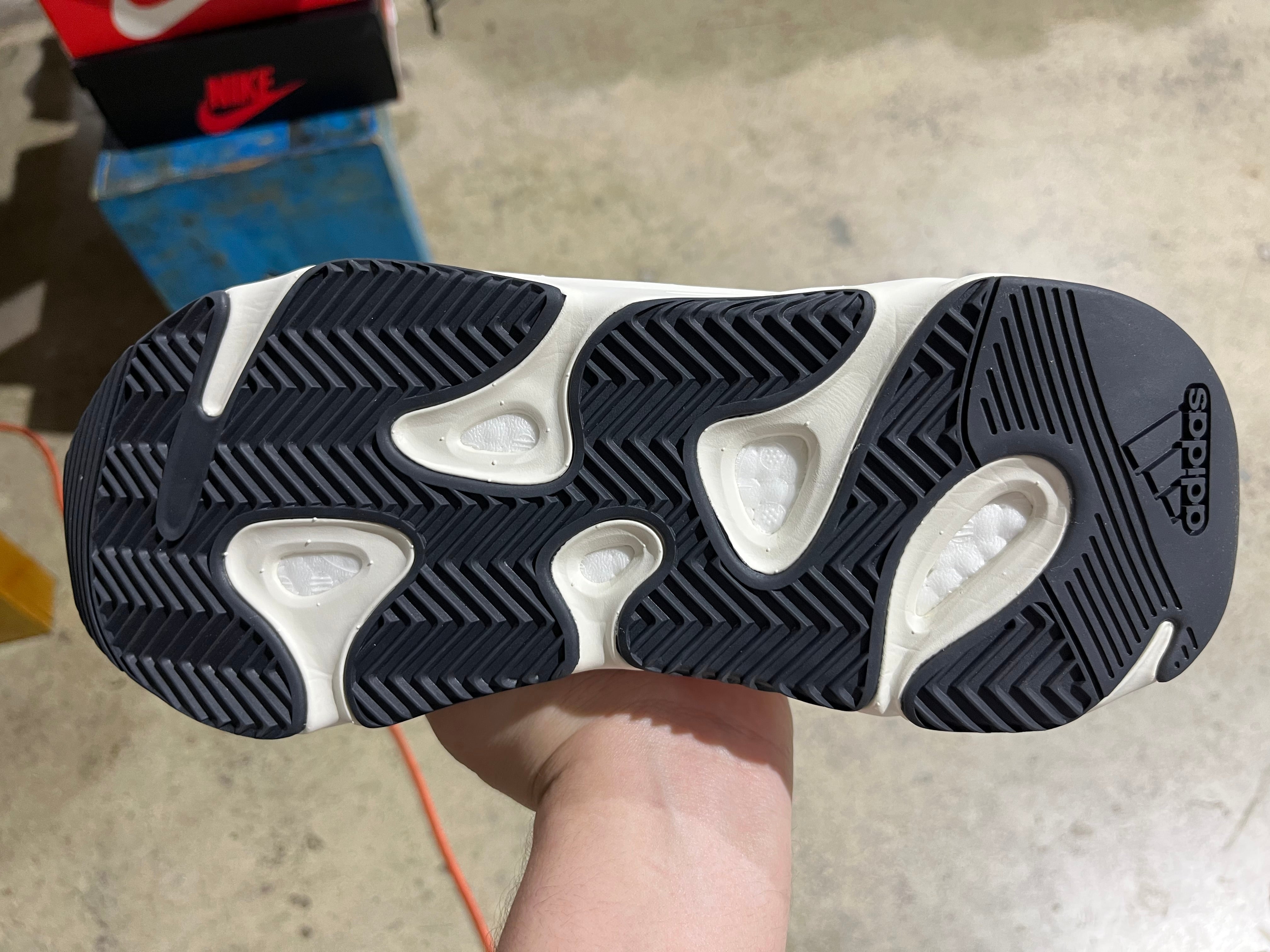 Adidas Yeezy Boost 700 V2 - Static